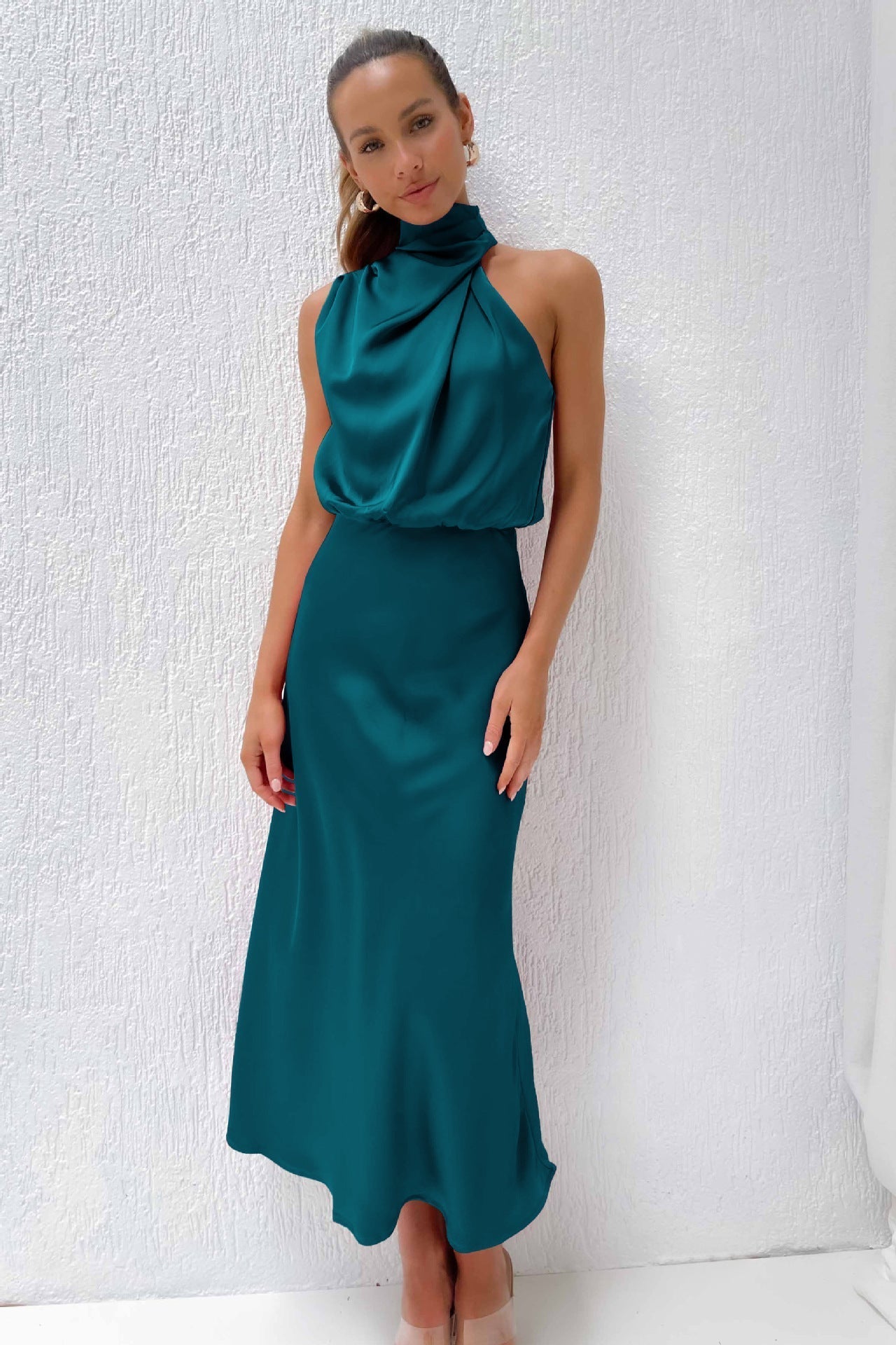 Doris | Elegancka wieczorowa sukienka damska z dekoltem halter 12