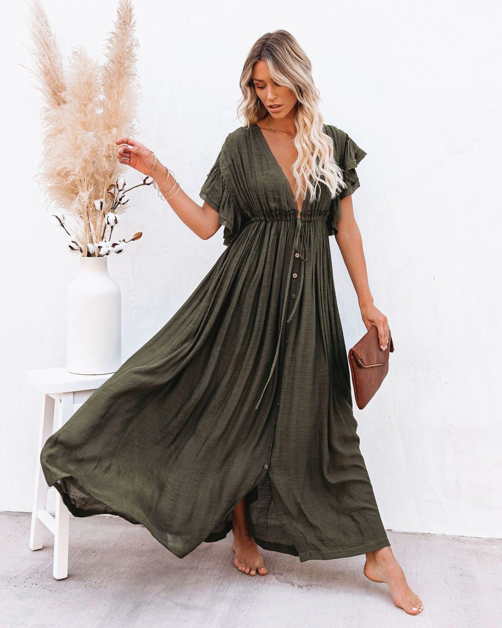 Florence | Sukienka maxi w stylu boho z głębokim dekoltem w serek, guzikami z przodu i bufiastymi rękawami 2
