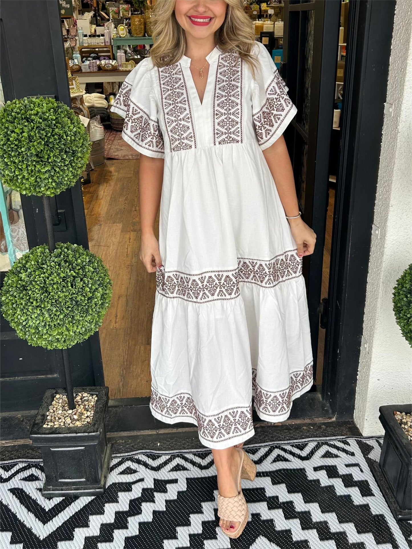 Olivia | Sukienka maxi w stylu boho z dekoltem w serek i haftowanym wycięciem modelującym brzuch 1