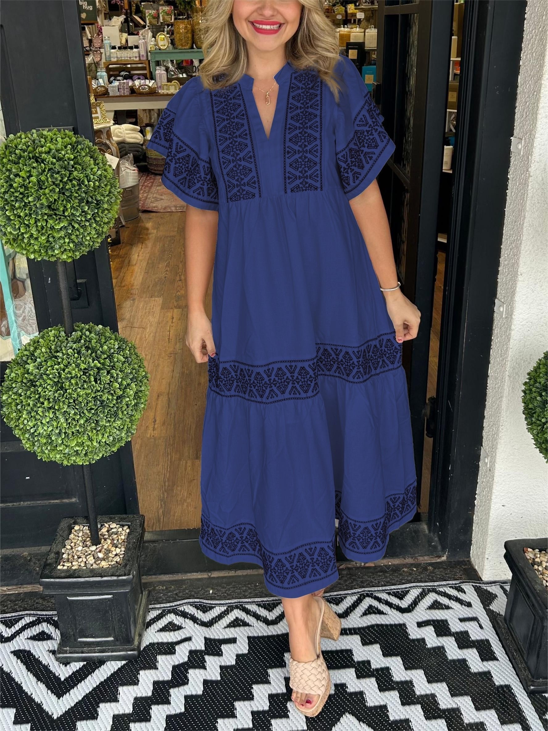 Olivia | Sukienka maxi w stylu boho z dekoltem w serek i haftowanym wycięciem modelującym brzuch 2