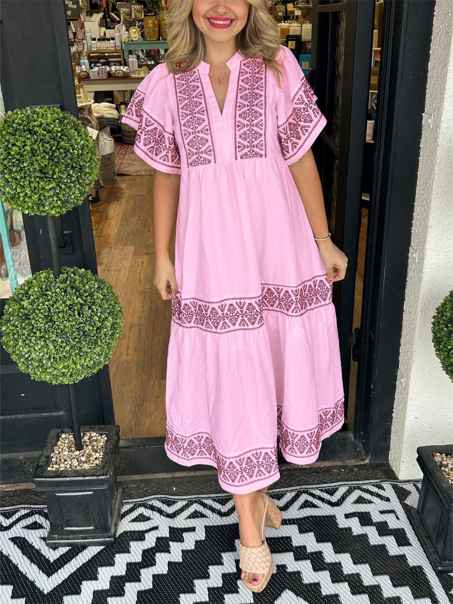 Olivia | Sukienka maxi w stylu boho z dekoltem w serek i haftowanym wycięciem modelującym brzuch 3