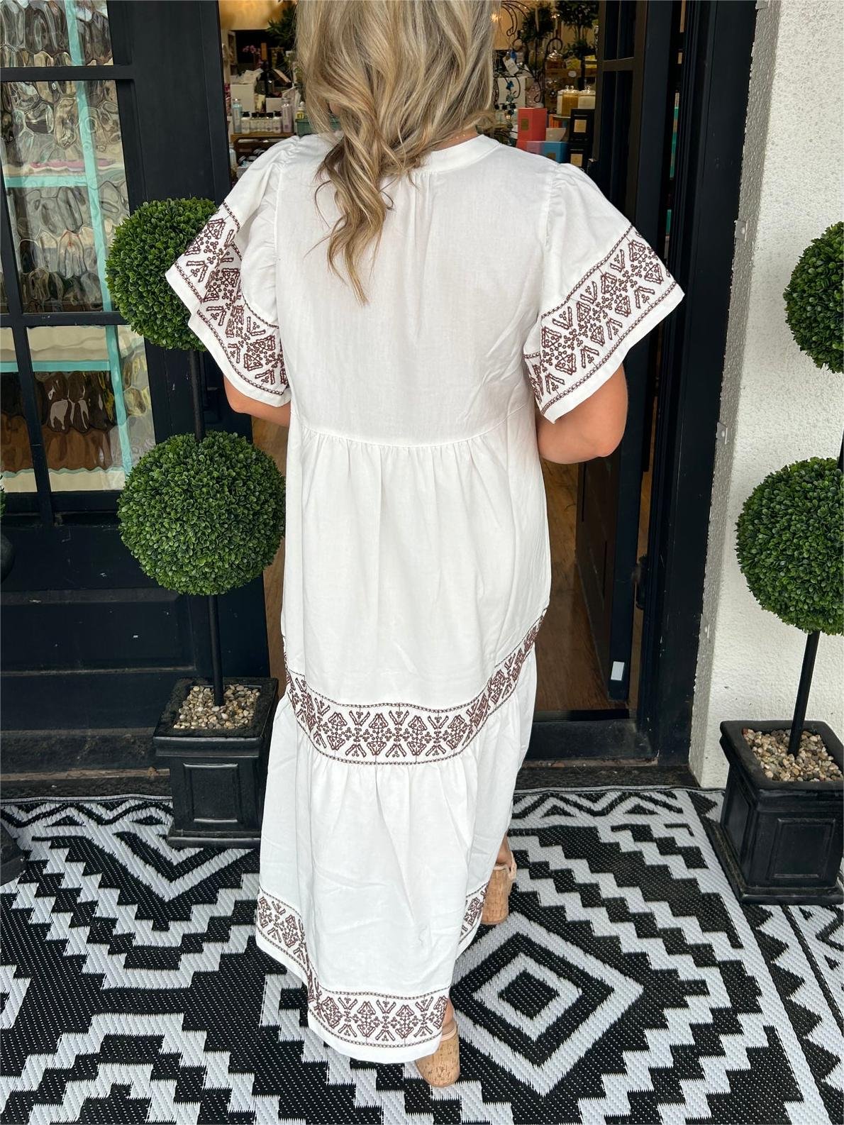 Olivia | Sukienka maxi w stylu boho z dekoltem w serek i haftowanym wycięciem modelującym brzuch 8